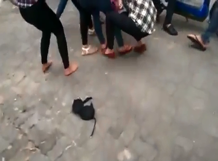 Nữ sinh lại đánh nhau, lột hết nội y